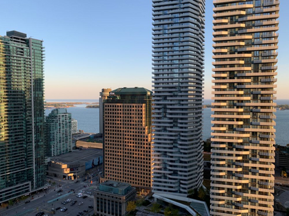 High-End Furnished Condo in Maple Leaf Square — City Views & Luxury Amenities