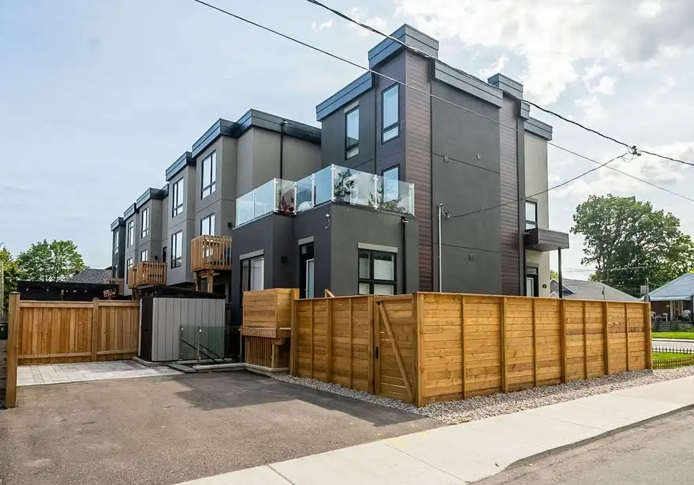 Stylish 3-Story Furnished Detached Home in York — Balcony, Terrace & Prime Location