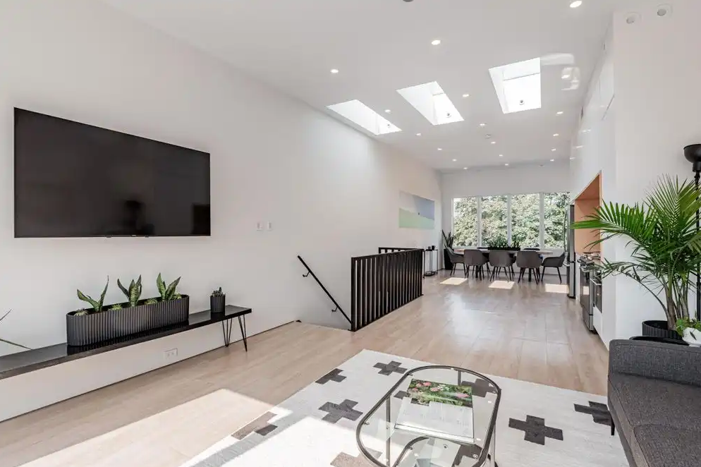 Gorgeous Furnished Townhouse in Queen West — Private Patio & Stylish Design