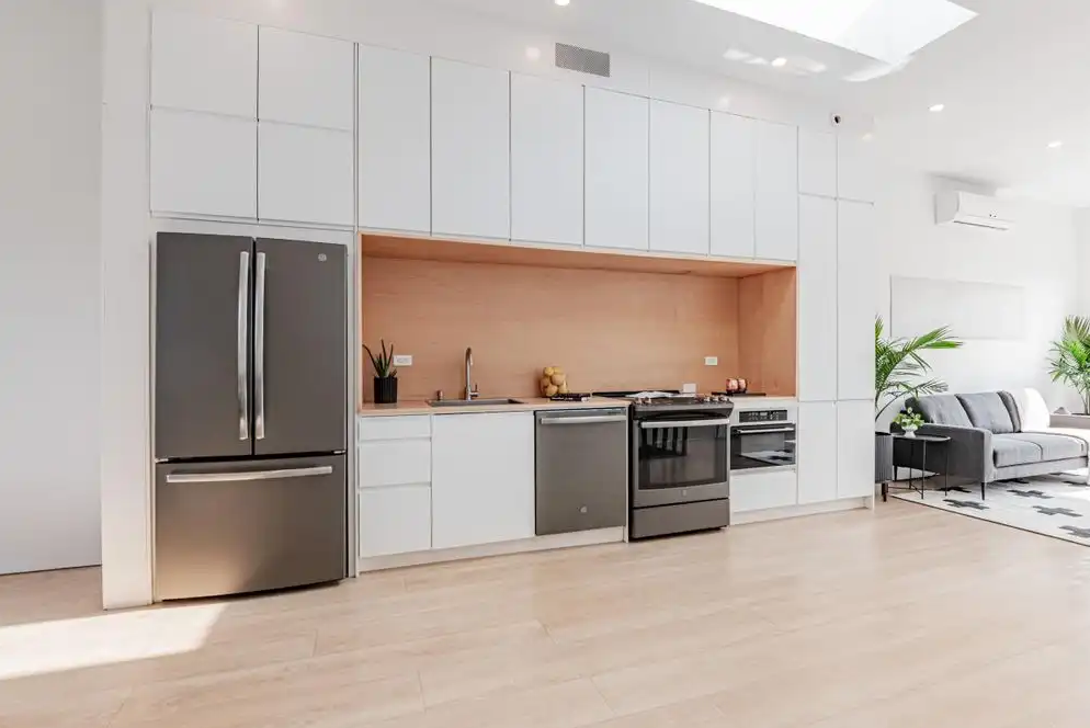 Gorgeous Furnished Townhouse in Queen West — Private Patio & Stylish Design