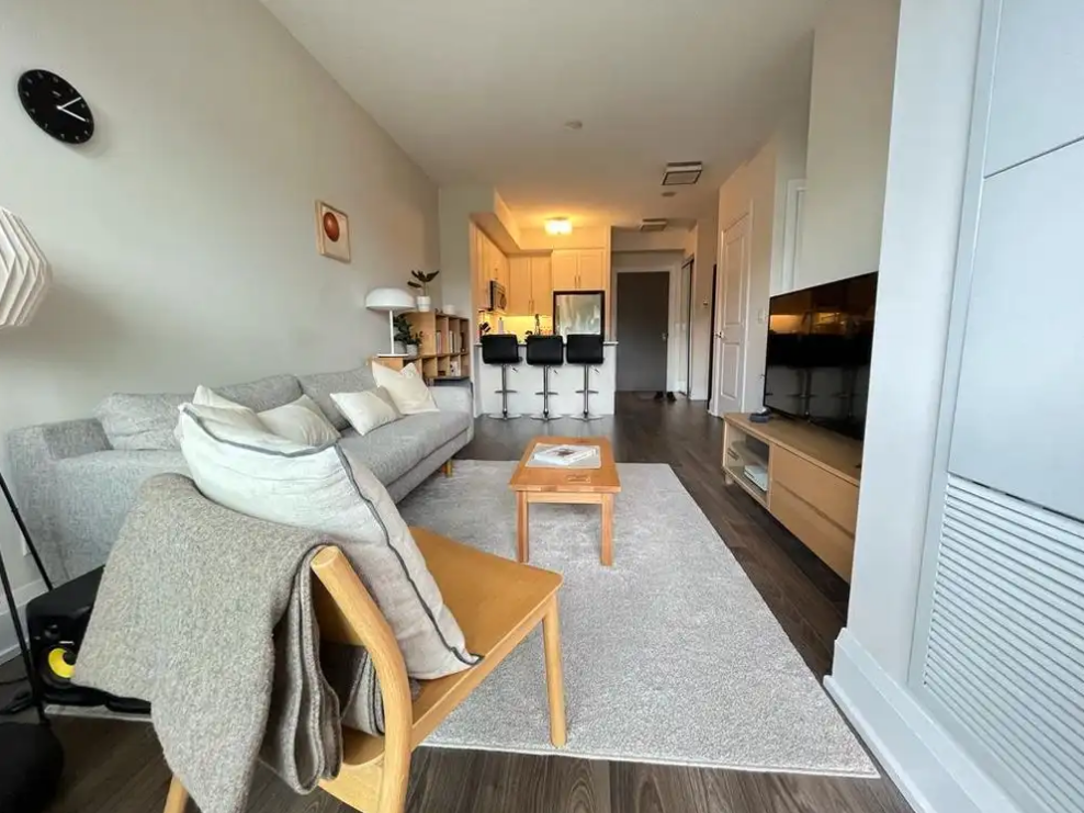 Elegant Furnished Condo Near High Park — Resort-Style Amenities & Refined Living