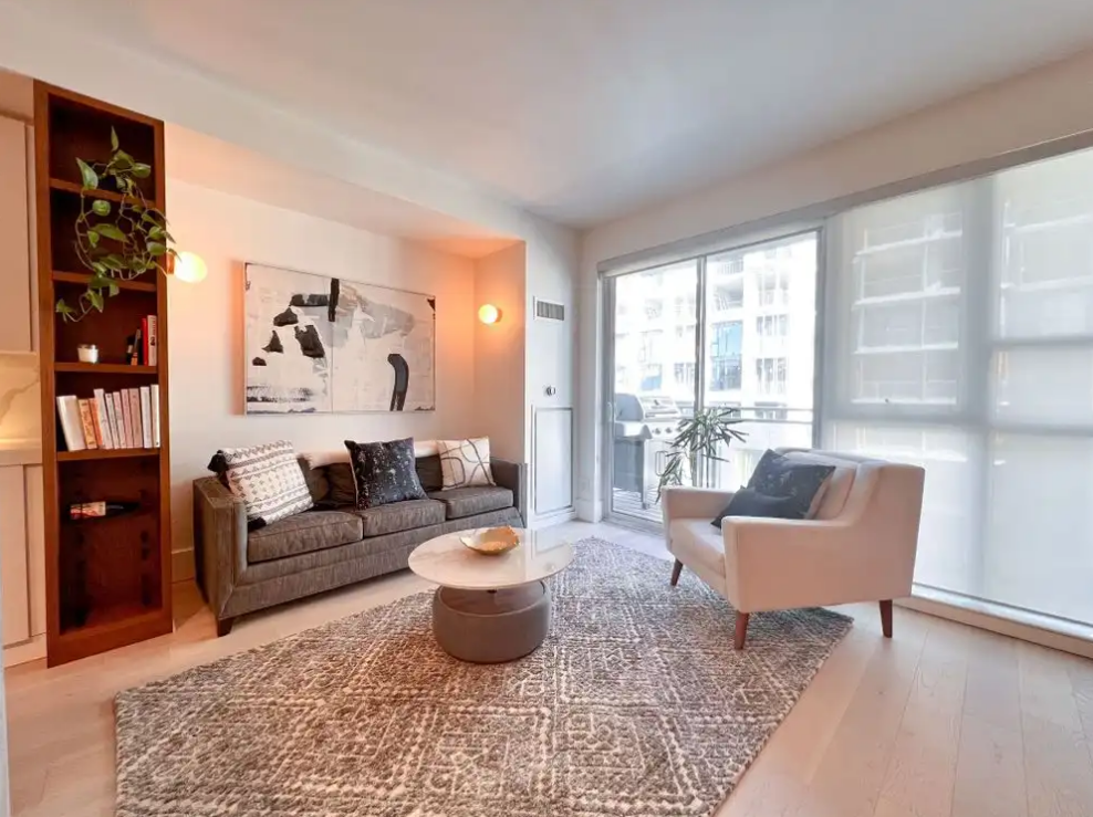 Luxurious Furnished Downtown Condo — Private Balcony & Fashion District Living