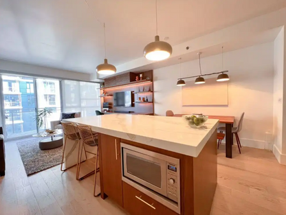 Luxurious Furnished Downtown Condo — Private Balcony & Fashion District Living