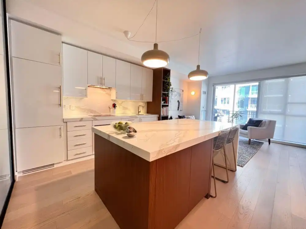 Luxurious Furnished Downtown Condo — Private Balcony & Fashion District Living