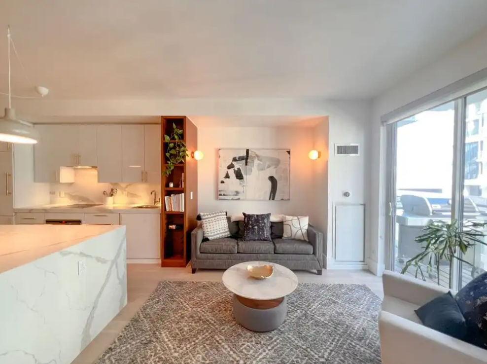 Luxurious Furnished Downtown Condo — Private Balcony & Fashion District Living